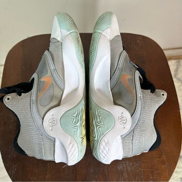 Nike Gray and Black Sneakers with Modern Design - Picture 2 of 7